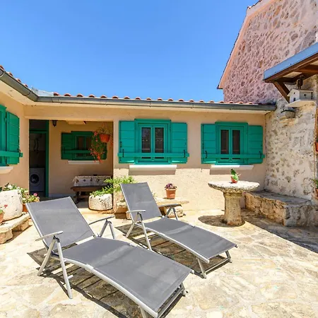 度假居 One-bedroom With A Fireplace 03 *